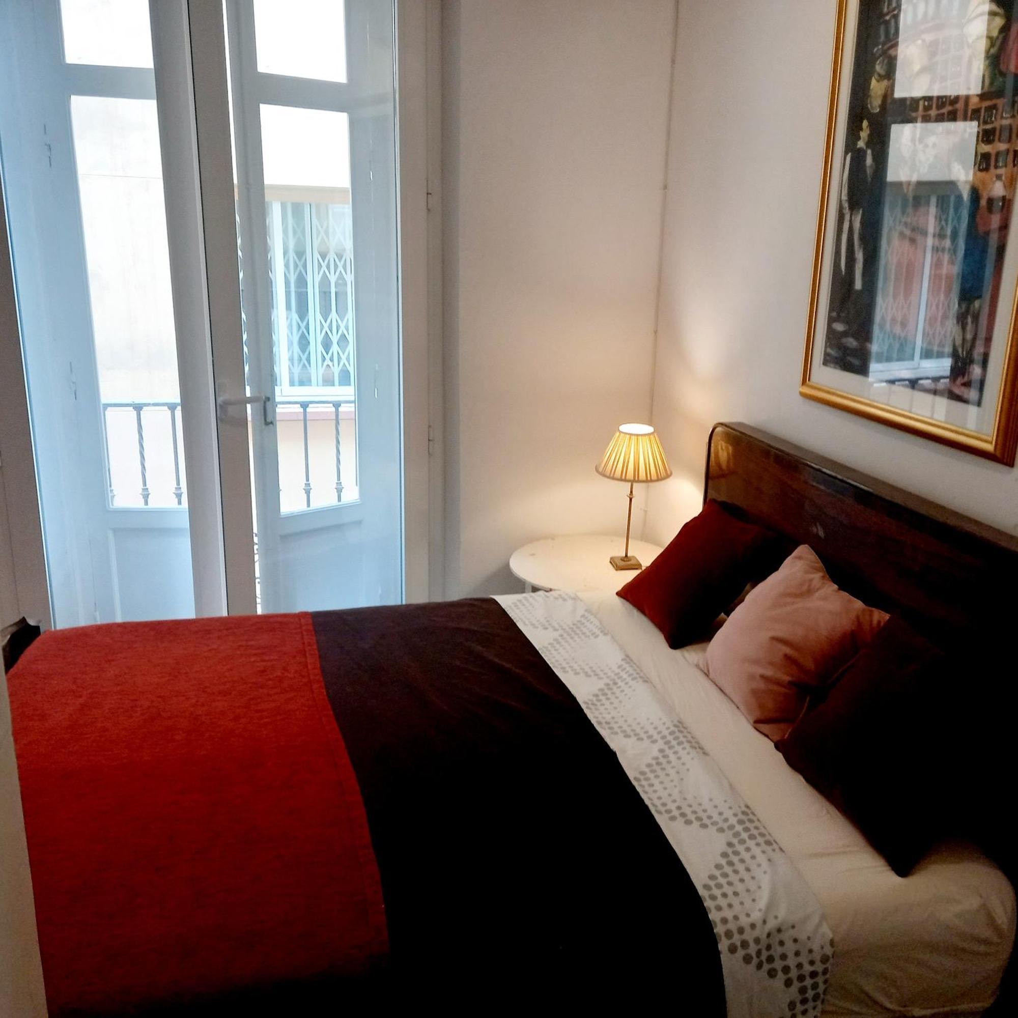 Small Stylish With Comfortable Queen-size Bed In Very Large, Beautifully Decorated Shared Flat In The Historic Centre Of Alloggio in famiglia *