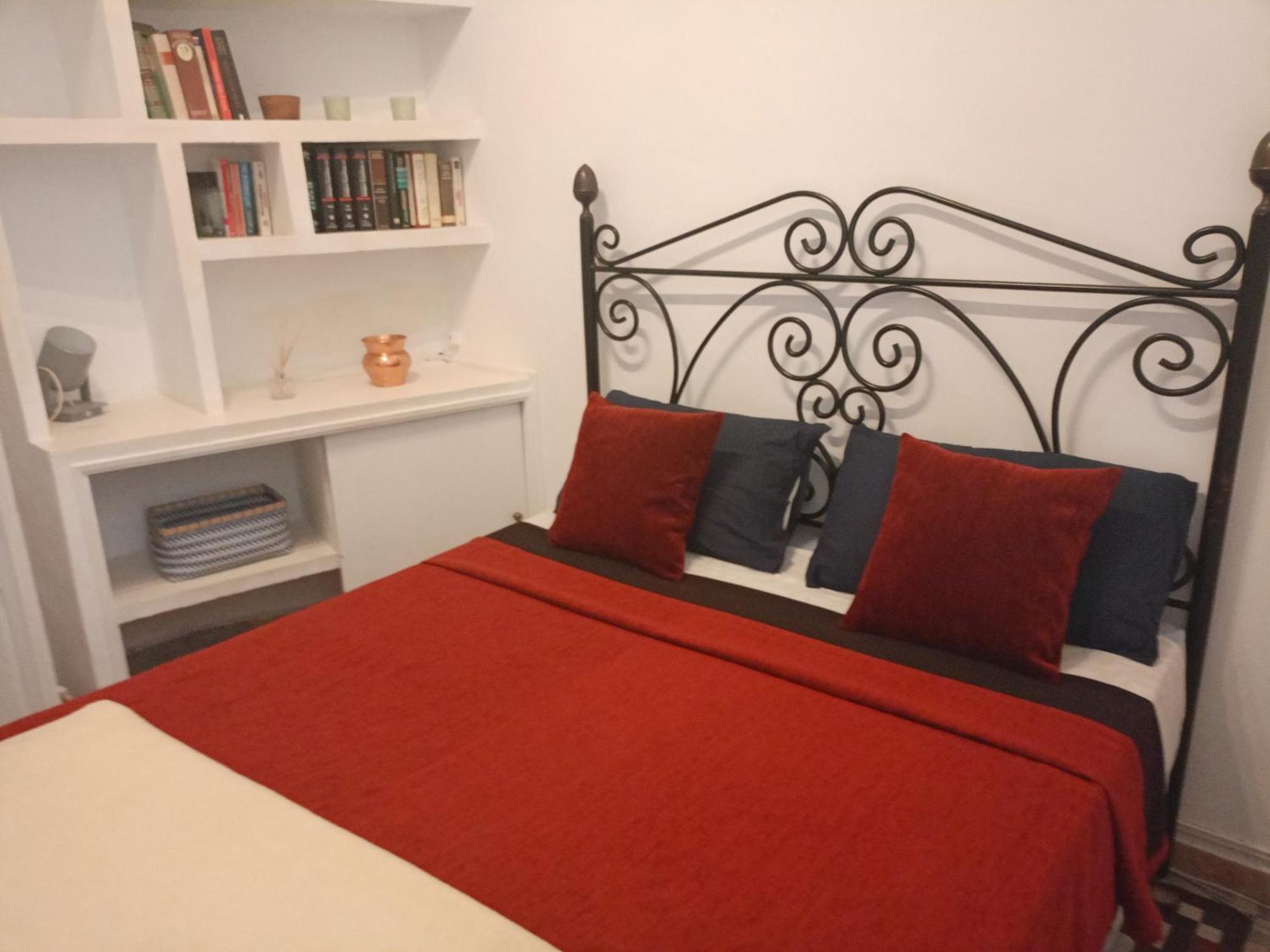 Small Stylish With Comfortable Queen-size Bed In Very Large, Beautifully Decorated Shared Flat In The Historic Centre Of Alloggio in famiglia Málaga